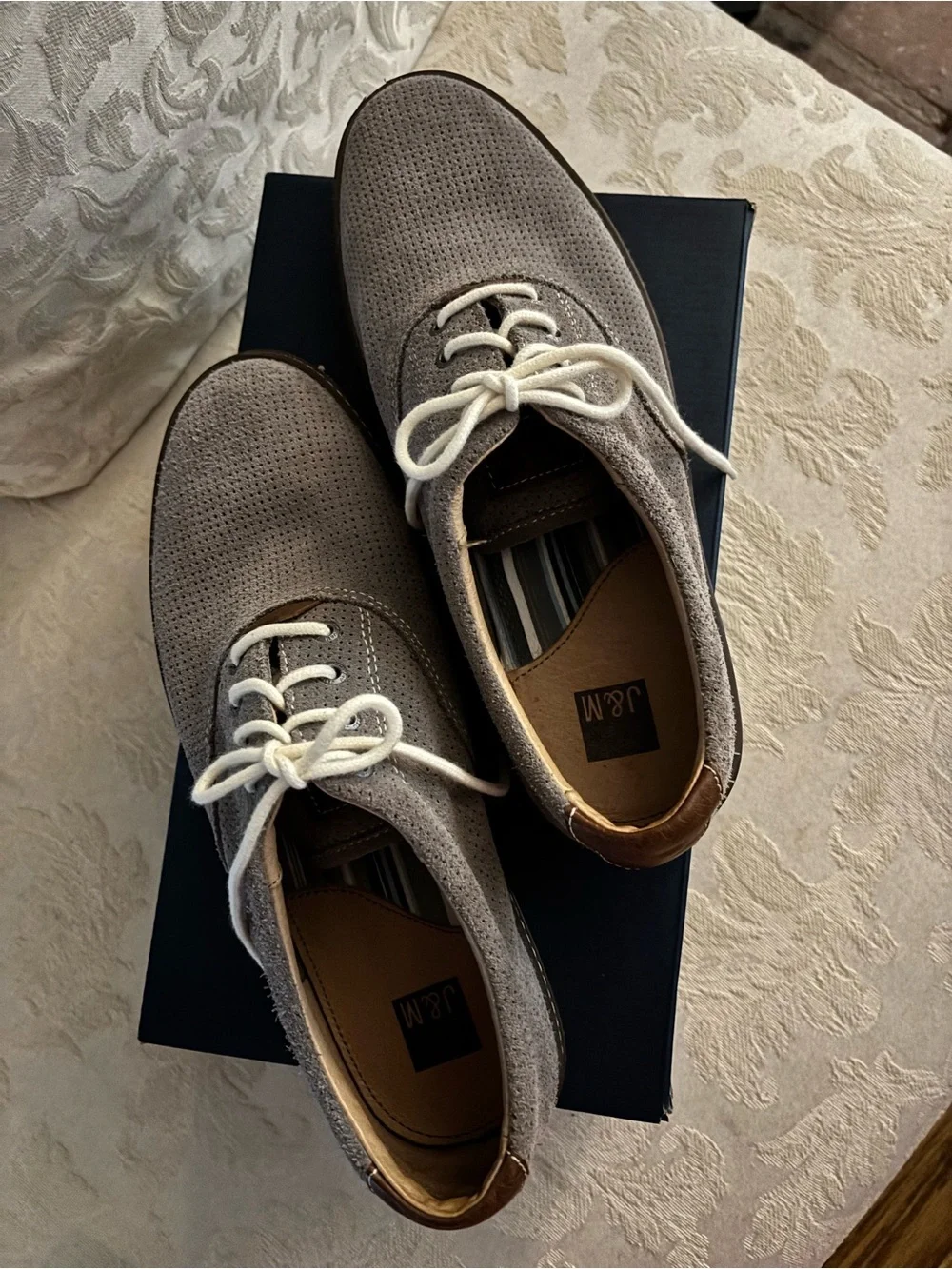 Johnson and Murphy Men's Gray Suede Derby Shoes with Contrast Laces